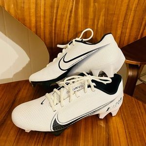 Men’s 7.5 Nike Vapor Edge Speed 360 Football Cleat 🏈